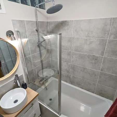 Artist - Center - Bathtub - Terrasse - Full